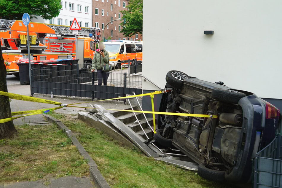 Für die Bergung des Fahrzeugs muss ein Kran anrücken.