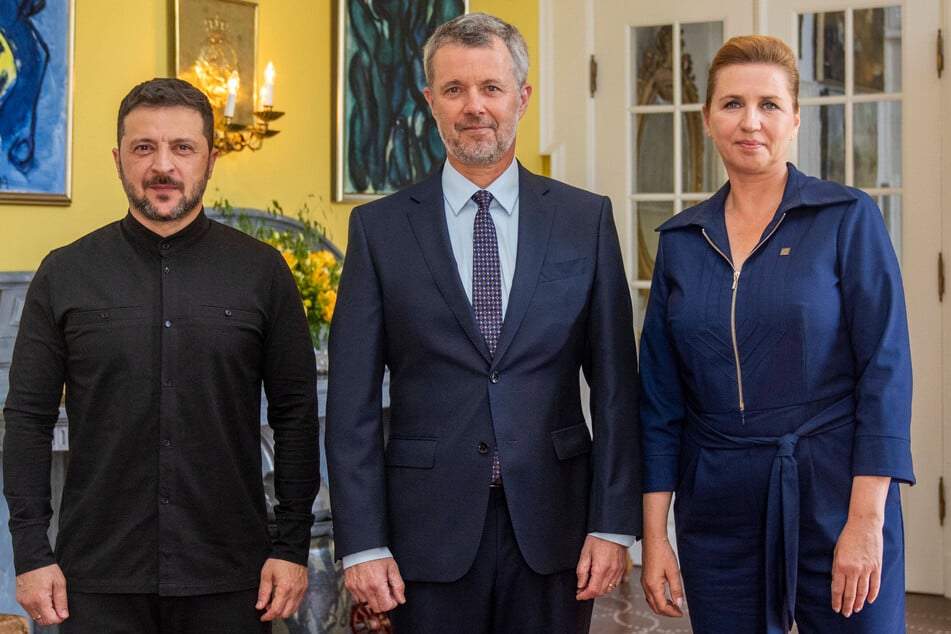 Auch Selenskyj in Dänemark: Dänemarks König Frederik X (57). empfängt den ukrainischen Präsidenten Wolodymyr Selenskyj (47, l.) bei einer Audienz mit Ministerpräsidentin Mette Frederiksen (47) im Schloss Marselisborg.