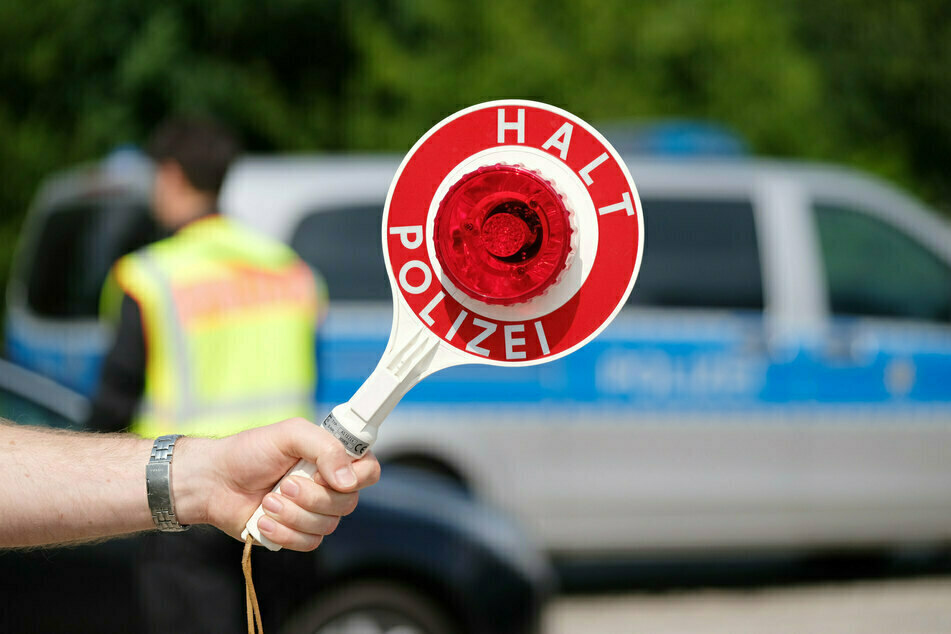Polizisten wollten eine 67-Jährige kontrollieren. Doch durch das fahrlässige Verhalten der Dame verletzte sich ein Beamter. (Symbolbild)