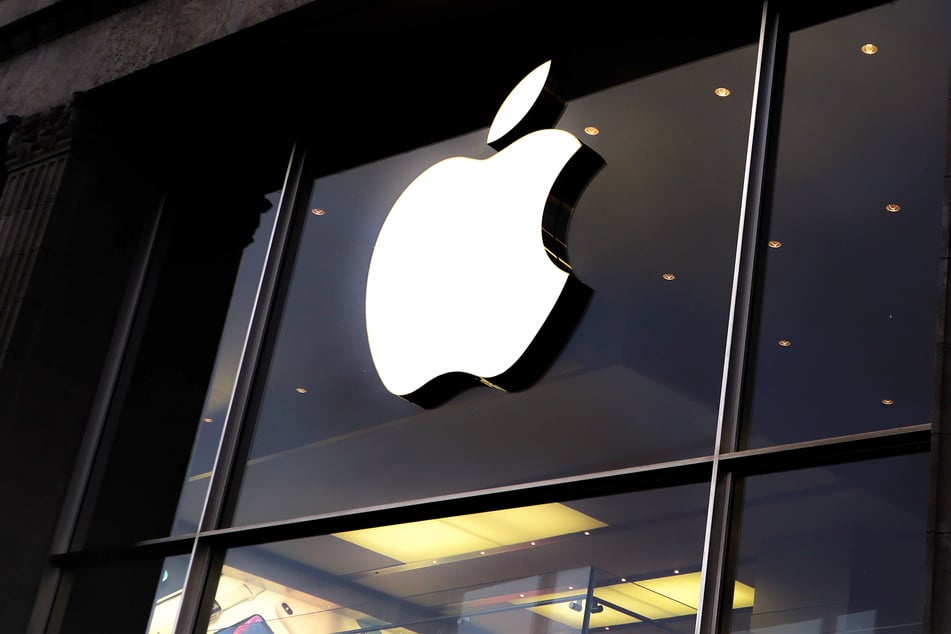 Das Logo von Apple hängt am Geschäft im Hamburger Stadtzentrum (Symbolbild).