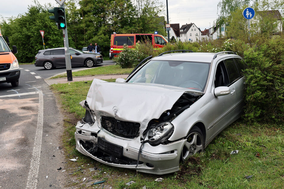Nach aktuellen Erkenntnissen setzte ein Mercedes-Fahrer in einer Kurve zu einem gefährlichen Überholmanöver an, in dessen Folge es zu dem frontalen Zusammenstoß mit dem Peugeot kam.