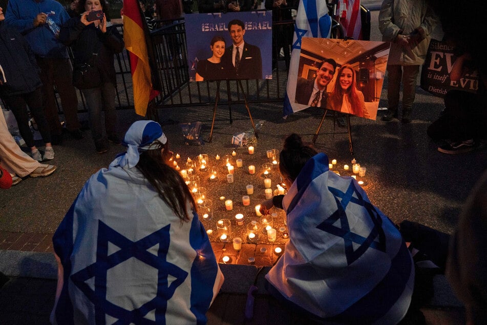 Vor dem Weißen Haus zünden Menschen Kerzen an einer behelfsmäßigen Gedenkstätte zu Ehren von Yaron Lischinsky und Sarah Milgrim (†26) an.