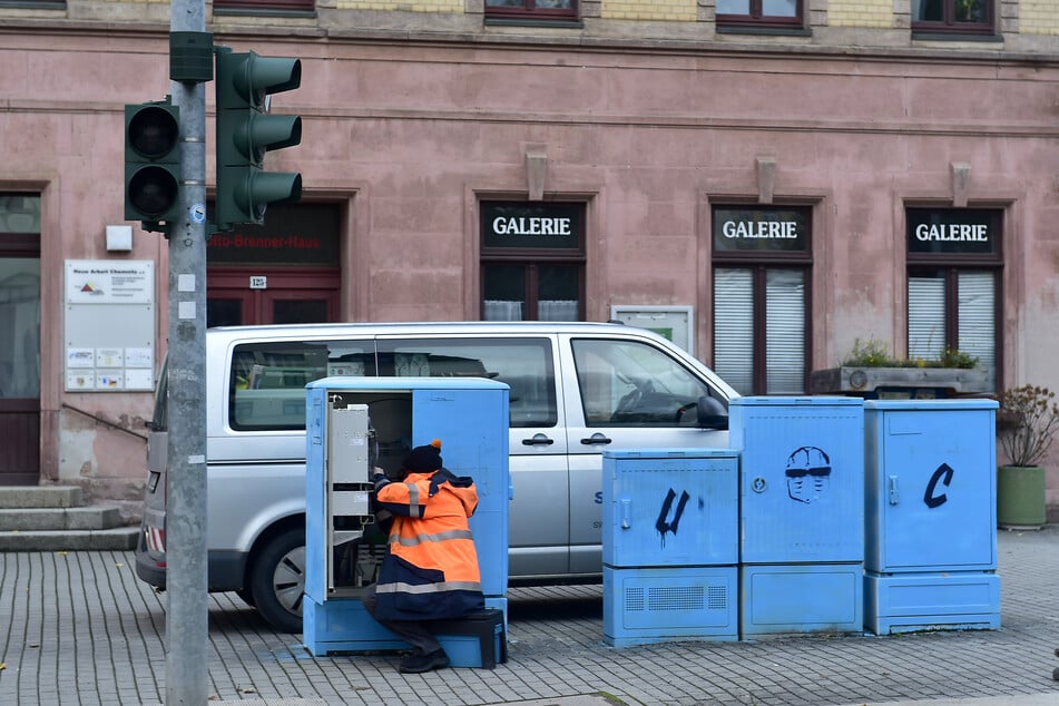 Ein Techniker reparierte am Freitagmorgen die Ampelanlage.