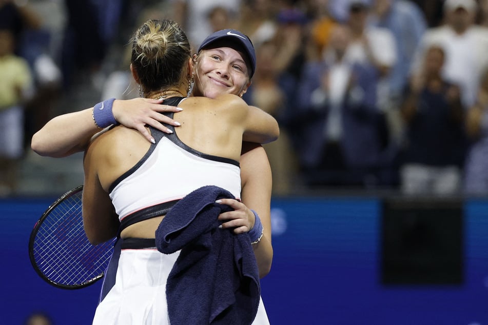 Aryna Sabalenka (l.) hugs Amanda Anisimova after their women's singles final at the 2025 US Open.