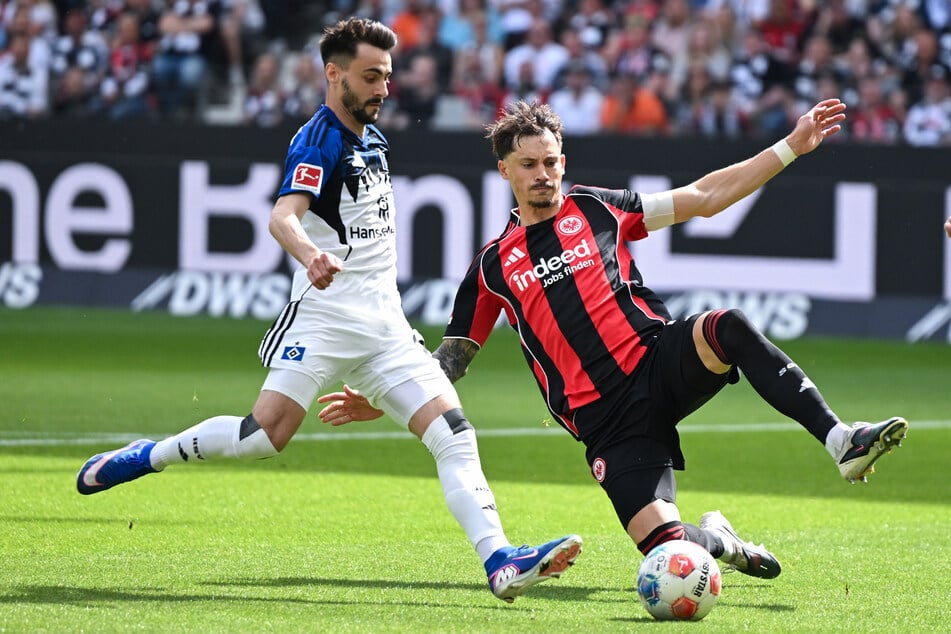 Fabio Vieras (l.) Schuss an die Latte war die einzige Großchance im ersten Durchgang zwischen Eintracht Frankfurt und dem HSV: