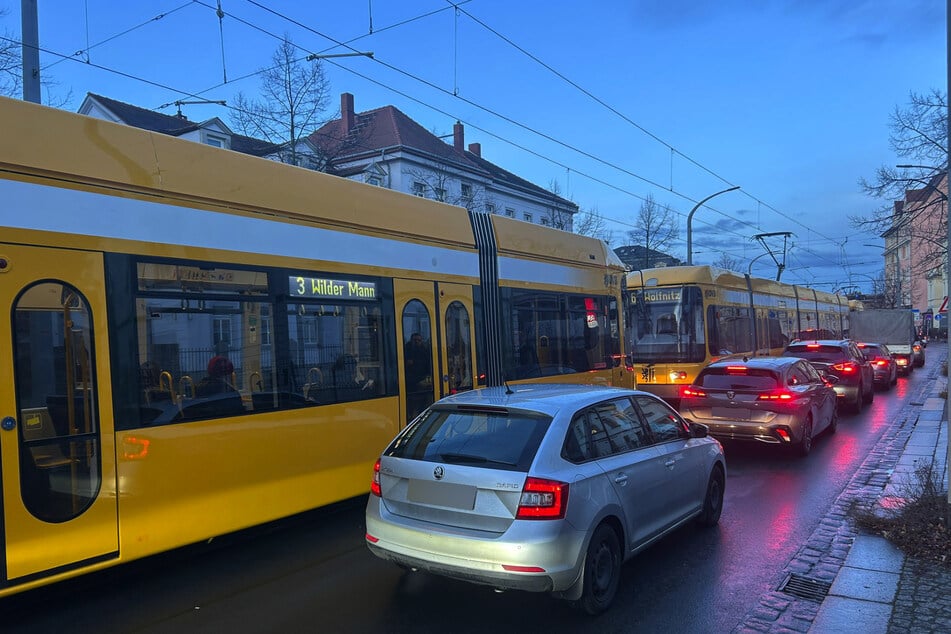 Auf der Antonstraße in Richtung Bahnhof Neustadt staut sich der Verkehr.