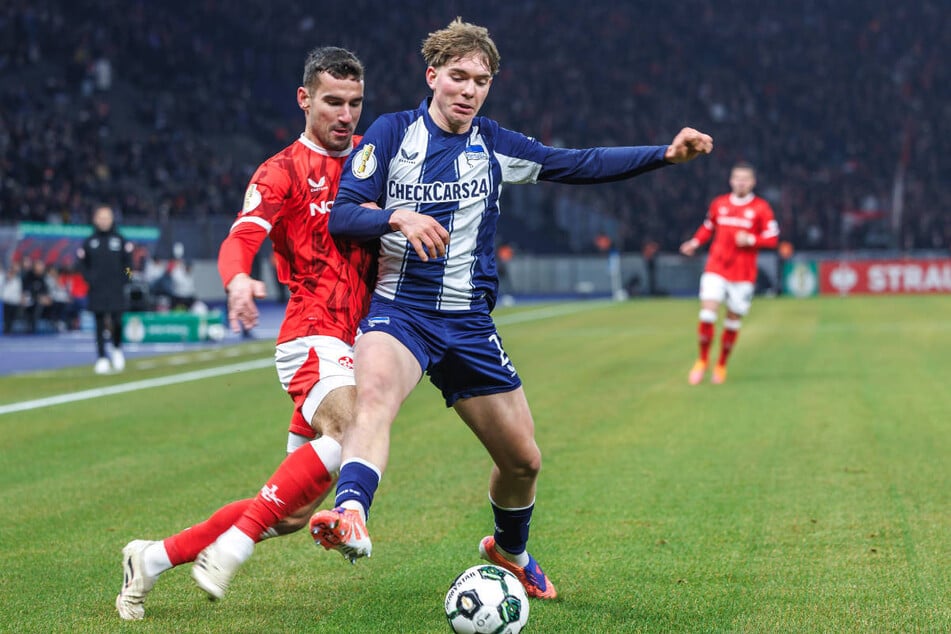 Kennet Eichhorn (16, r.) weiß schon in jungen Jahren, sich gegen gestandene Profis wie Ivan Prtajin (29) durchzusetzen.