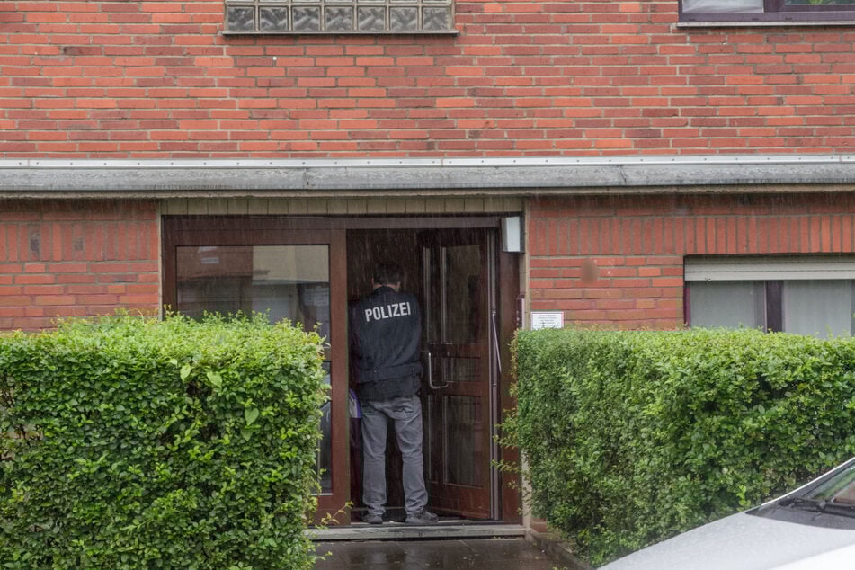 Die Polizei durchsucht die Wohnung eines Verdächtigen in Köln-Bilderstöckchen.
