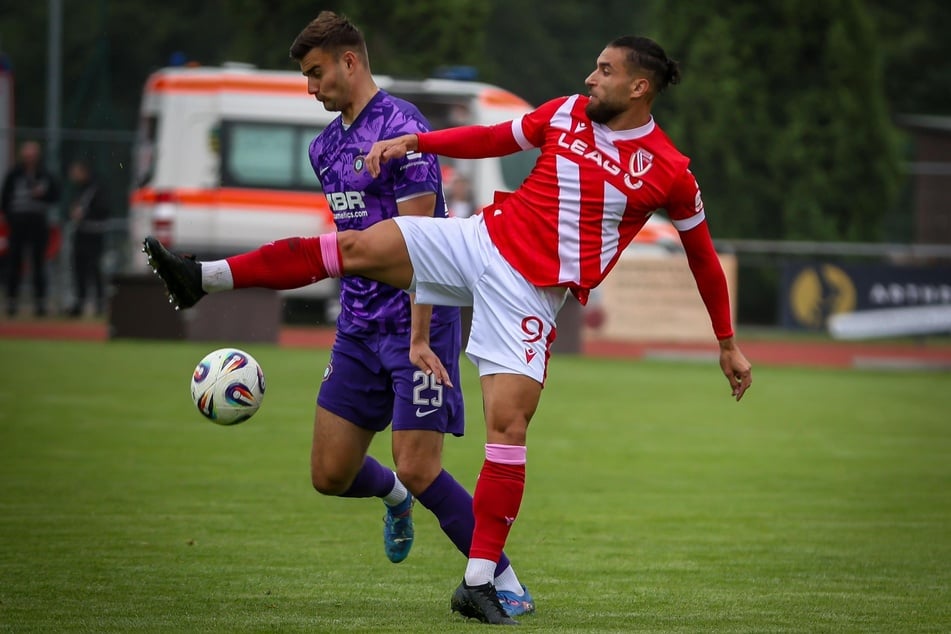 Aue-Neuzugang Tristan Zobel (l.) scheint sich in die Startelf gespielt zu haben, auf Cottbuser Seite durfte Romarjo Hajrulla beginnen.