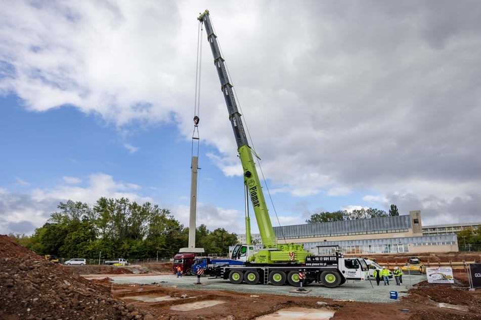 Die erste Betonstütze für die neue Ballsporthalle in Zwickau-Neuplanitz rollte am Dienstag auf einem Tieflader an.