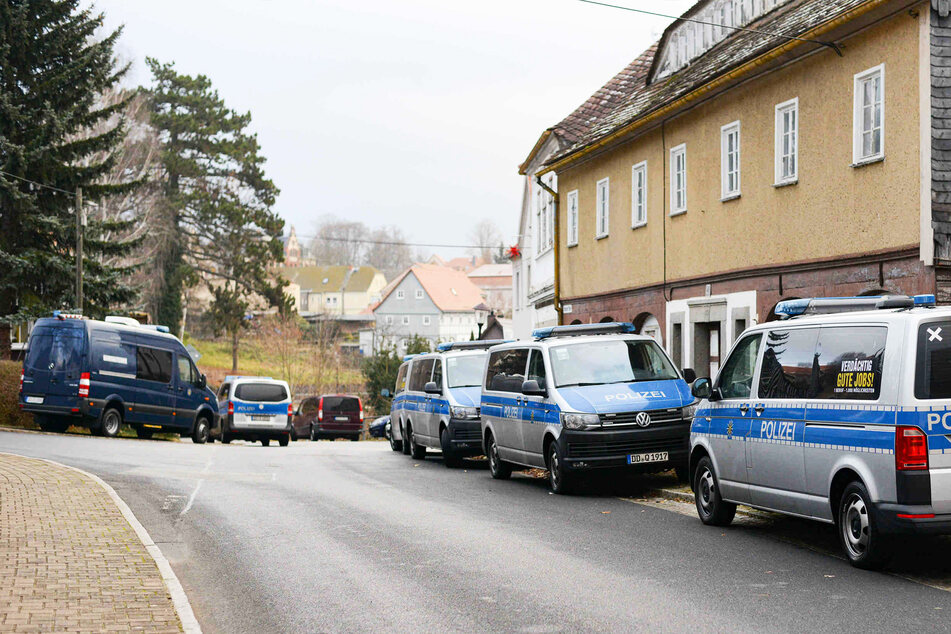 Bei dem Großeinsatz ging es um den Verdacht des Verstoßes gegen das Betäubungsmittel- sowie gegen das Waffengesetz.