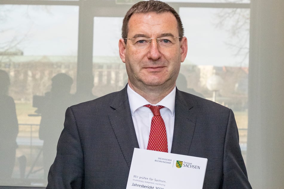 Am Donnerstag stellte Rechnungshofpräsident Jens Michel (58) den zweiten Band des Jahresberichts 2025 in Dresden vor.