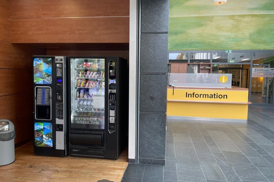 Direkt gegenüber der Notaufnahme in Haus C des städtischen Klinikums Friedrichstadt steht der Automat, der vor allem Heißgetränke anbietet.