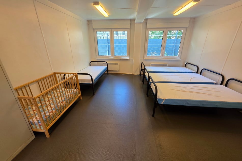 Familienzimmer: Sie sind sparsam eingerichtet. Hier bildet sogar das Kinderbettchen einen willkommenen Blickfang.