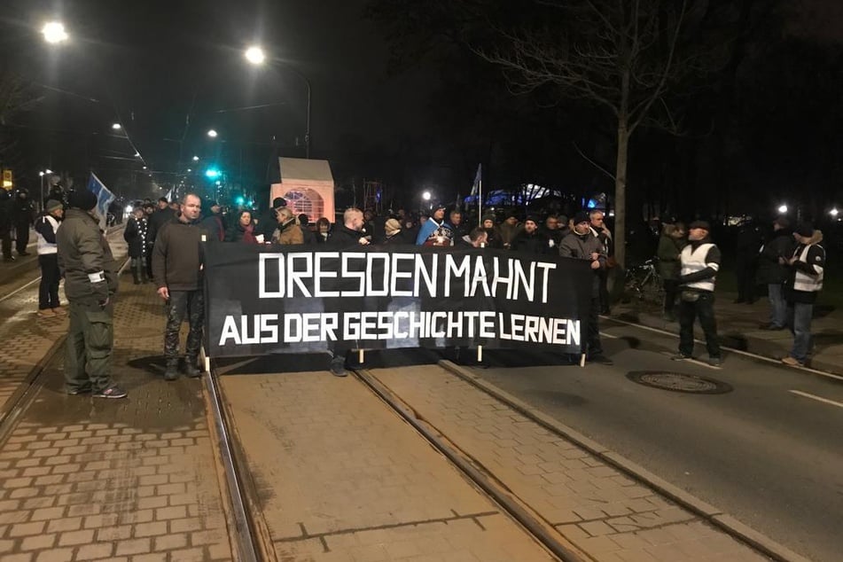 Der sogenannte "Trauermarsch" ging mit einem Banner mit der Aufschrift "Dresden mahnt: Aus der Geschichte lernen" durch die Straßen.