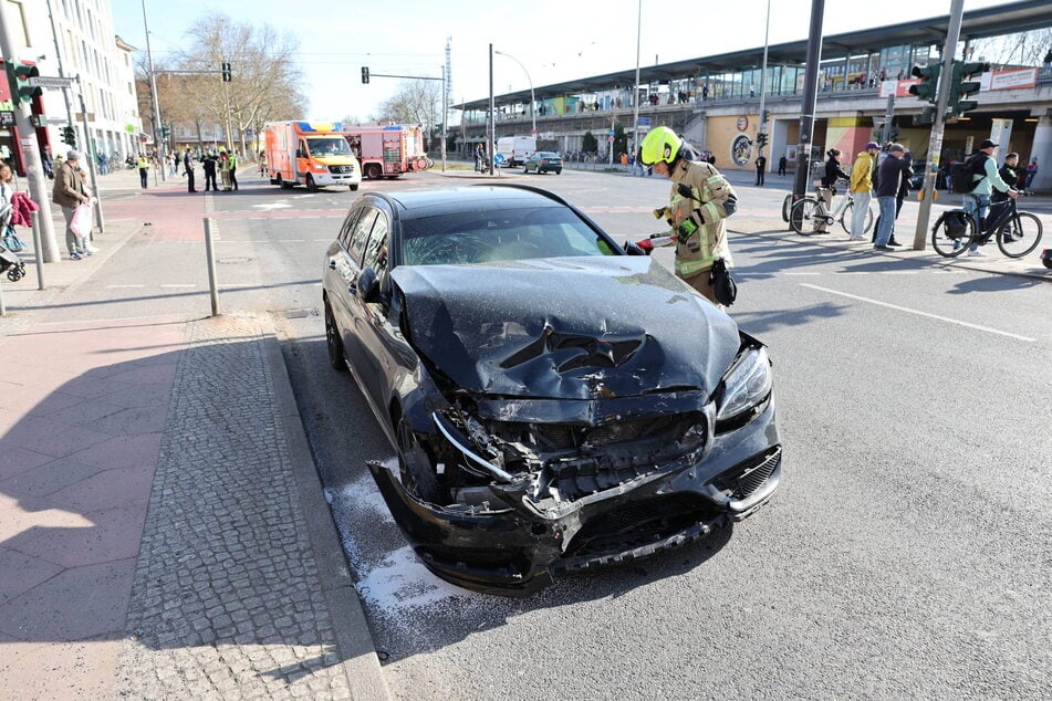 Der Mercedes krachte frontal in das Rettungsfahrzeug.