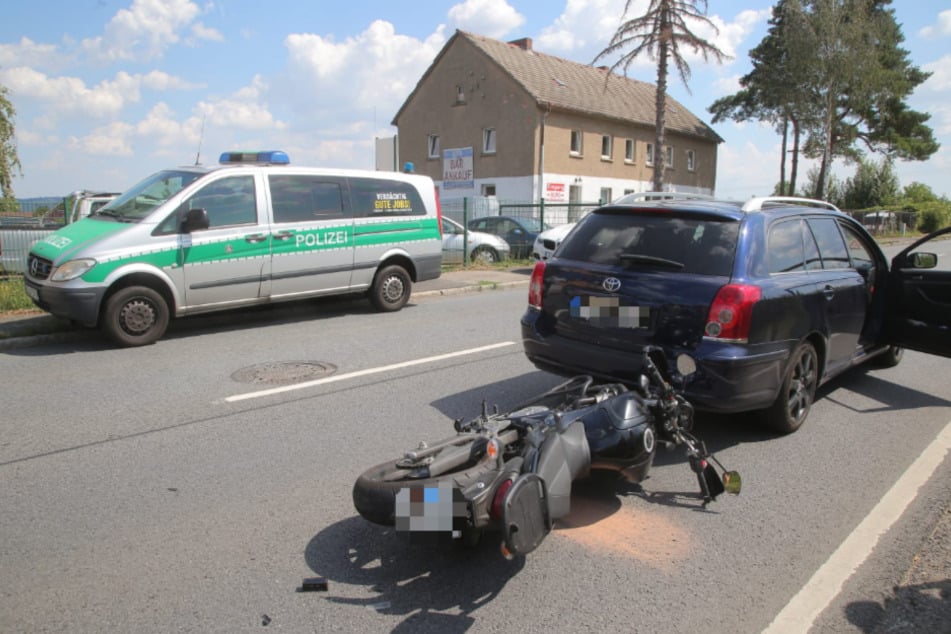 Ein Motorrad sowie ein Toyota wurden beschädigt.
