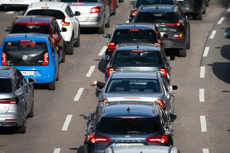 Auf der A61 hat sich hinter der Unfallstelle ein langer Stau gebildet (Symbolbild).