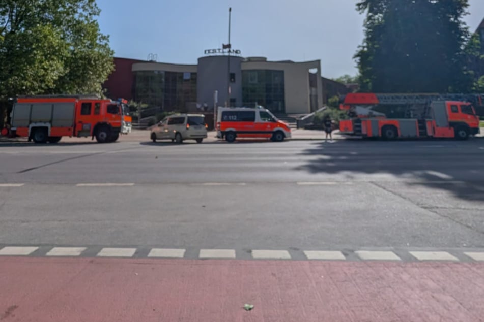 Hamburg: Schwimmbad evakuiert, Feuerwehr im Einsatz