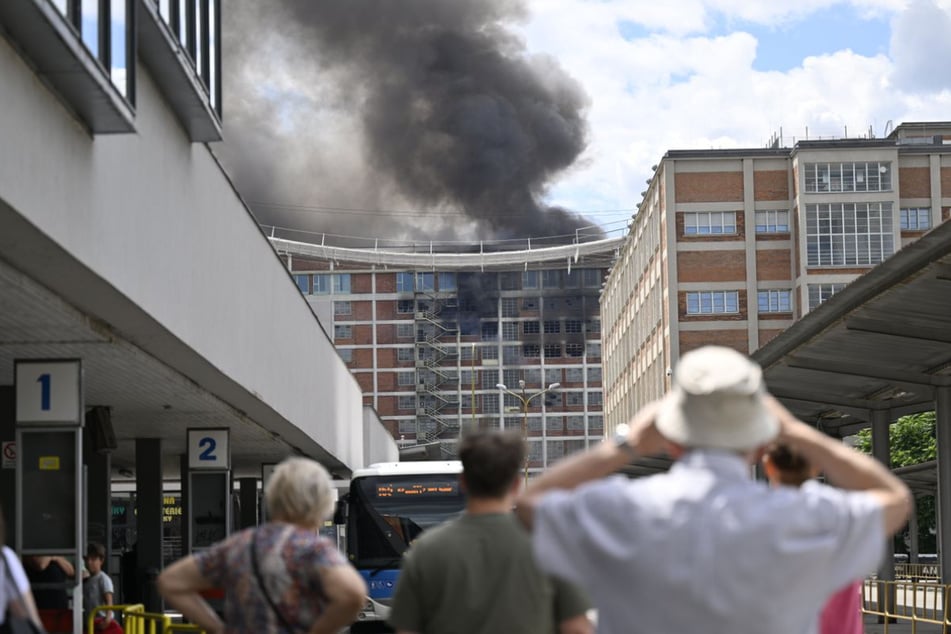 Anwohner und Schaulustige fotografierten den Großbrand.