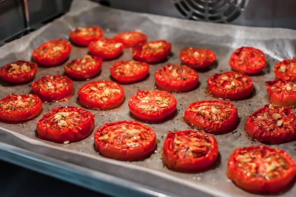 Tomaten trocknen: Öfen eignen sich ebenfalls, wenn kein Dörrgerät vorhanden ist.