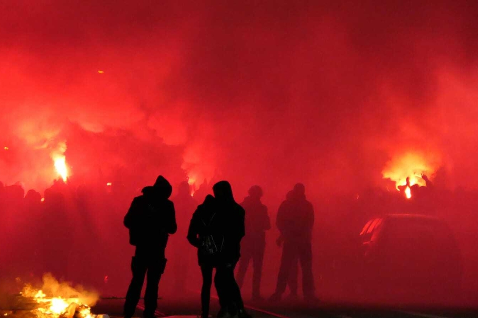 In Connewitz wird nun massiv mit Pyrotechnik gezündelt.