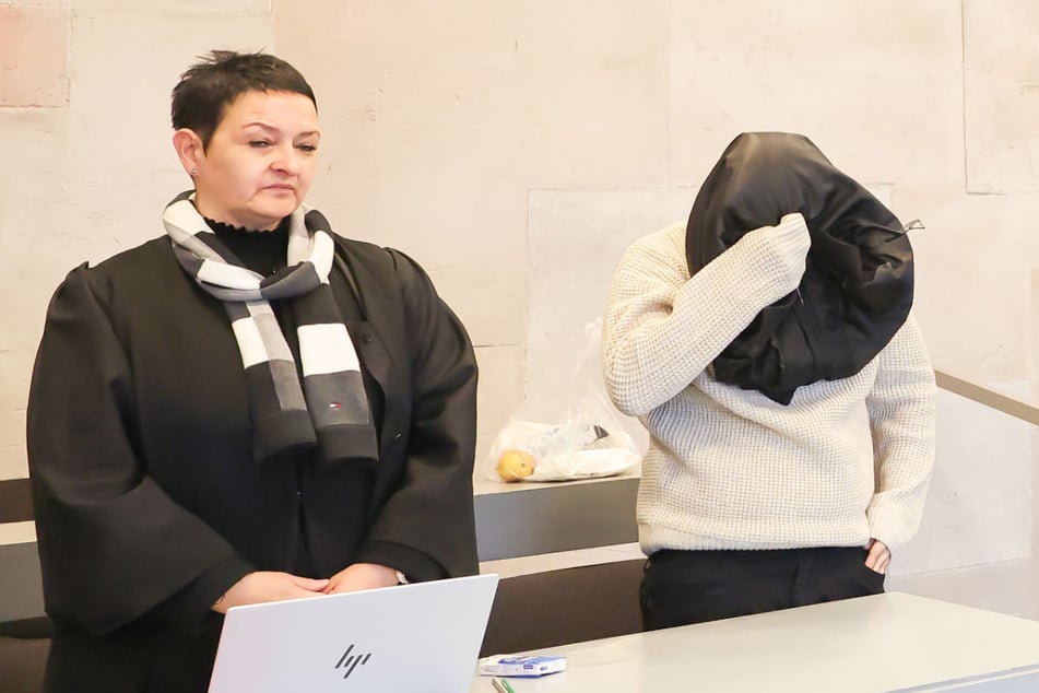 Die 19 Jahre alte Beschuldigte entschuldigte sich bei der Mutter des Opfers für die Tat – diese nahm sie aber nicht an.