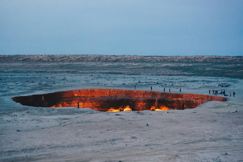 Der Krater von Derweze hat einen Durchmesser von 70 Metern und ist etwa 30 Meter tief. Seit den 70er Jahren brennt es dort.