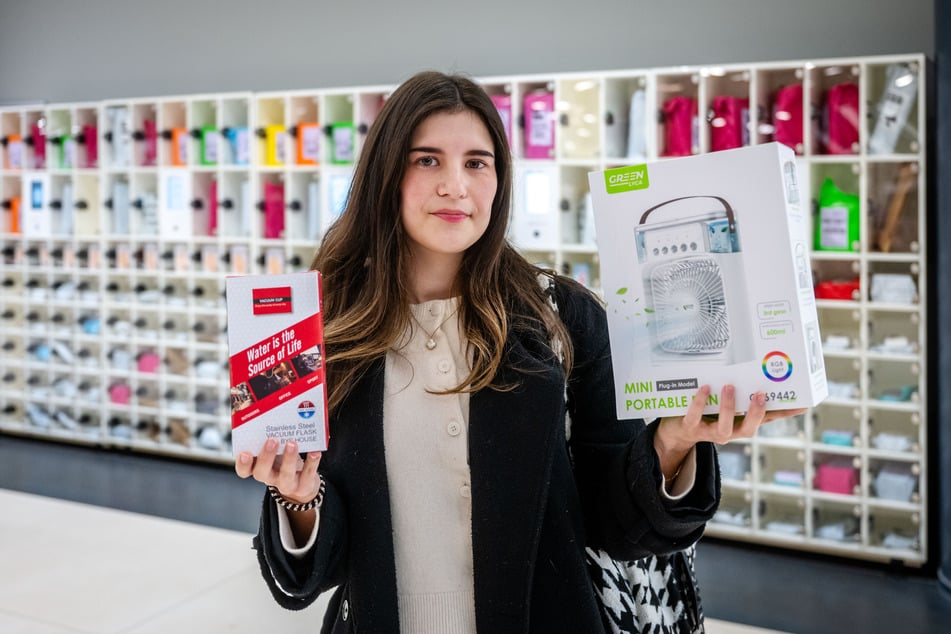 Lisa-Marie zeigt ihre Beute: ein Thermobecher und ein Ventilator direkt aus den Secret-Boxen.
