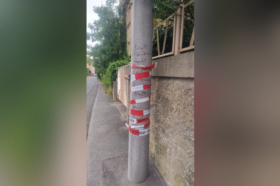 "Kein IS. Meißen bleibt Säggsch" wurde auf den Laternenmast gekritzelt.