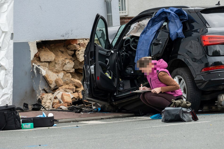 Senior kracht in Hauswand und stirbt: Als Polizei seine Wohnung betritt, folgt nächster Schock