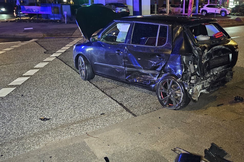 Überholmanöver endet in Totalschaden: Mehrere Personen verletzt