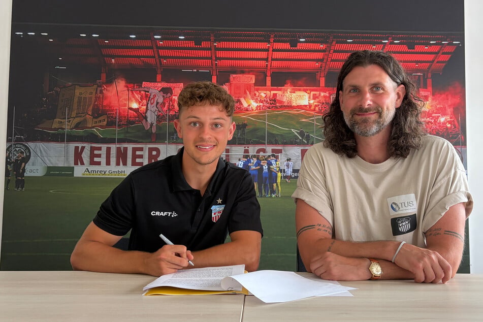 Fynn Seidel (22) und Robin Lenk (42) bei der Vertragsunterzeichnung.