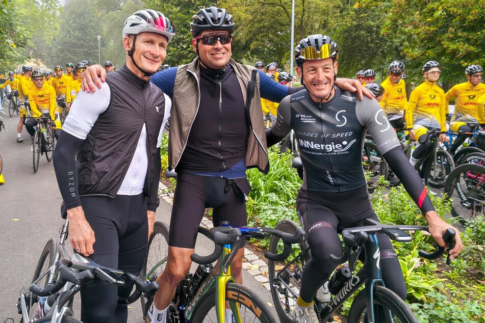 Jan Ullrich (51) vor dem Start in Ústí nad Labem mit den Ex-Radprofis André Greipel (l.) und Marcus Burghardt (r.).