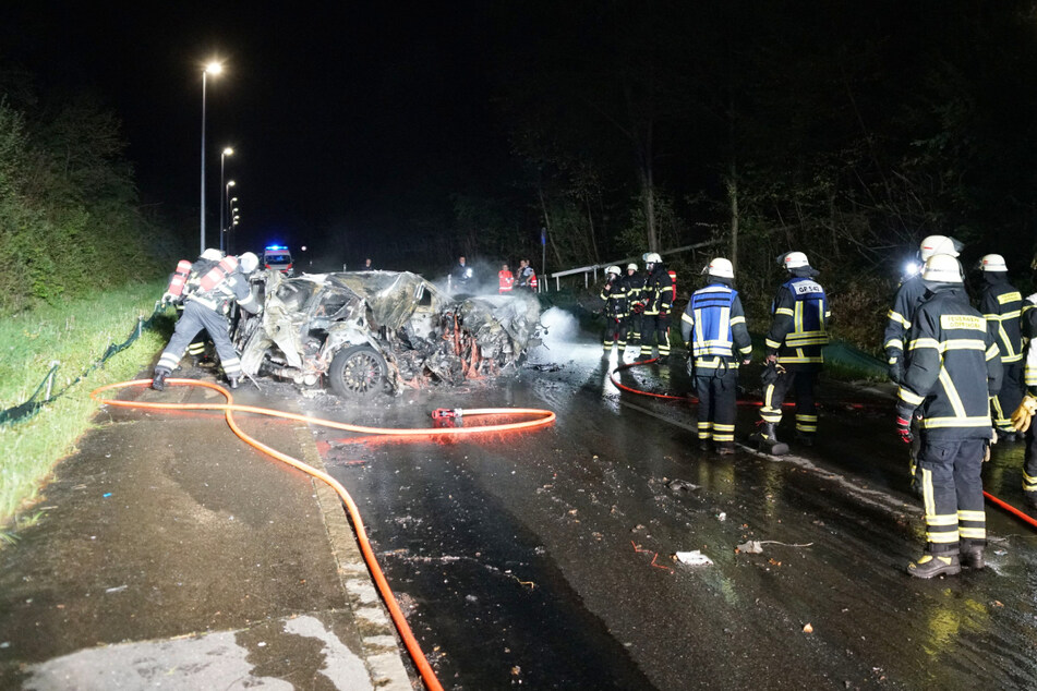 Nach dem verheerenden Crash musste die Feuerwehr das brennende Fahrzeug löschen.