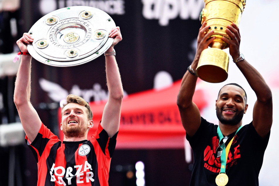 Feierten gemeinsam den größten Erfolg der Leverkusener Vereinsgeschichte: Keeper Lukas Hradecky (34, l.) und Innenverteidiger Jonathan Tah.