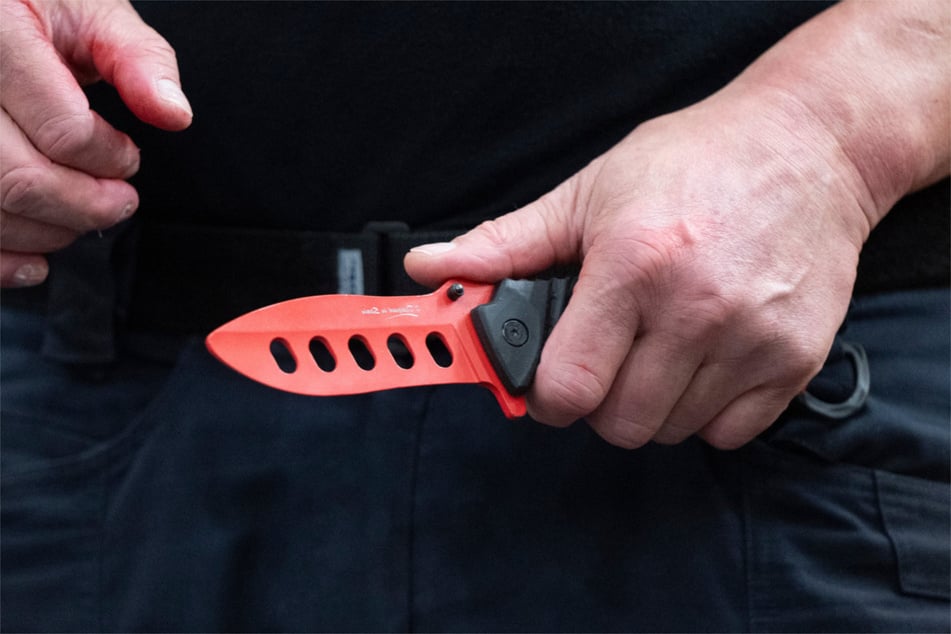 Einer der Täter versuchte den 9-Jährigen mit einem Messer zu bedrohen. (Symbolbild)