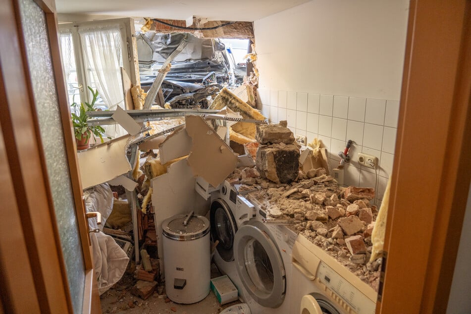 Der Subaru zerstörte Außen und Innenbereich des Hauses.