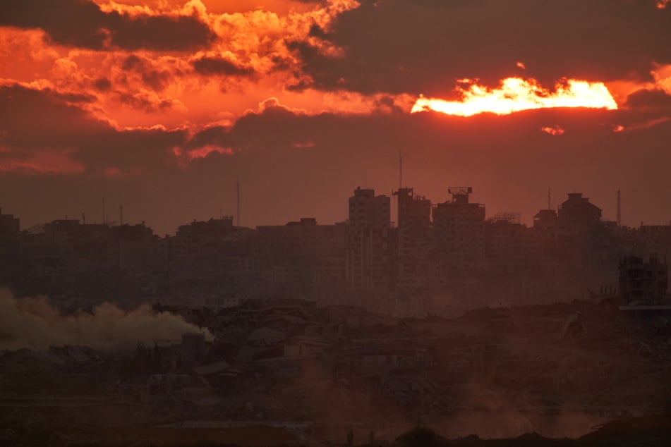 Die Sonne geht hinter Gebäuden unter, die bei israelischen Boden- und Luftangriffen im nördlichen Gazastreifen zerstört wurden.