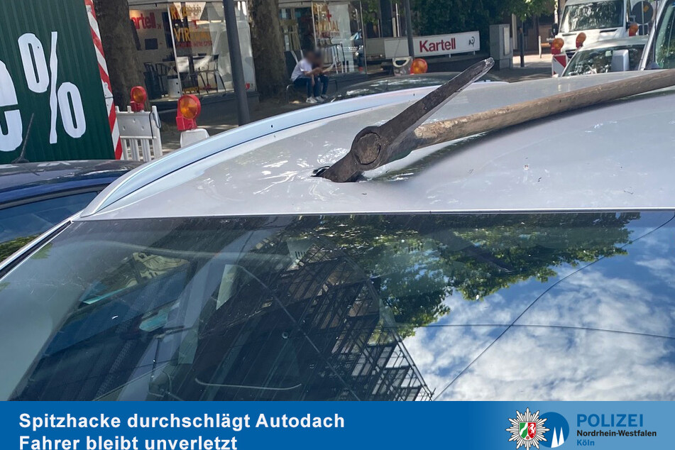 Die Spitzhacke durchschlug das Dach auf der Beifahrerseite.