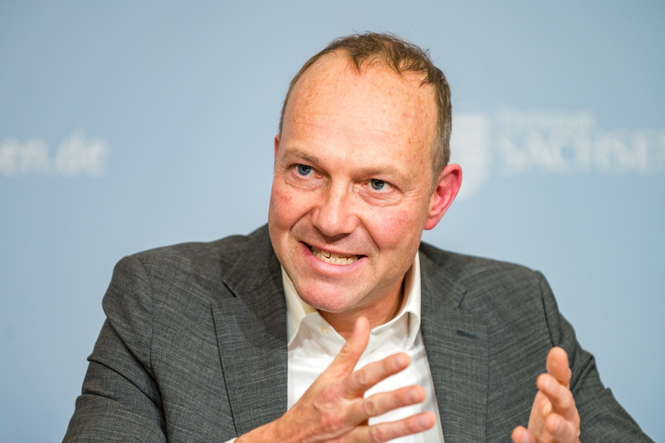 Für Sachsens Energie- und Klimaschutzminister, Wolfram Günther (49, Grüne), ist die Zukunft der sächsischen Wirtschaft abhängig von einem vorzeitigen Ausstieg aus der Braunkohle.