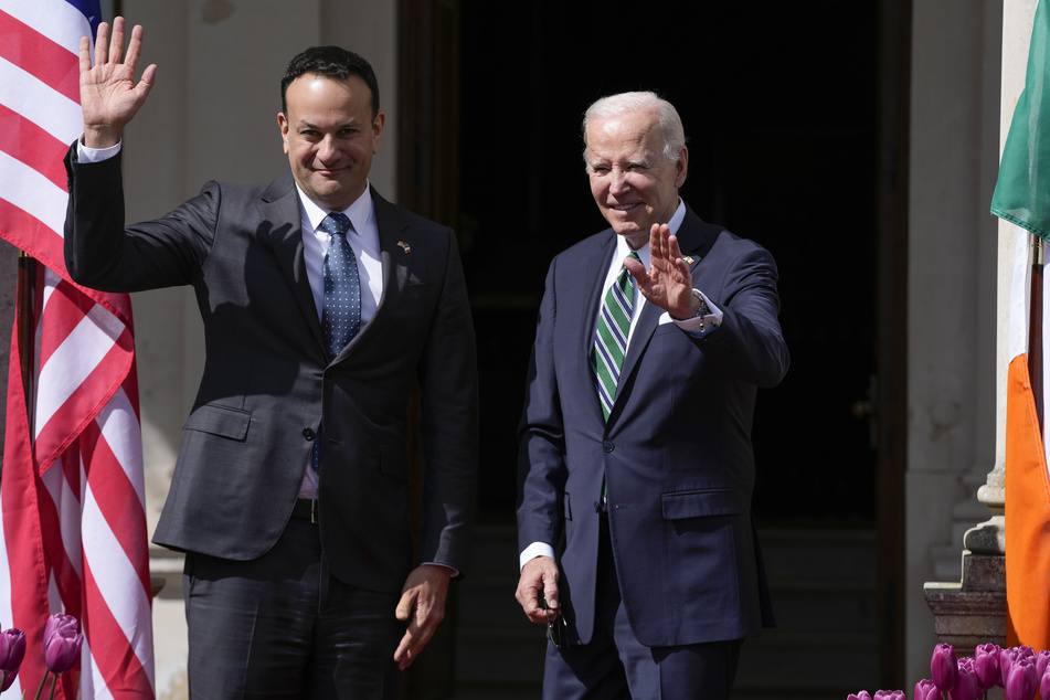 Joe Biden (80, r.), Präsident der USA, und Leo Varadkar (44), Regierungschef von Irland, winken am dritten Besuchstag von Biden im Farmleigh House.