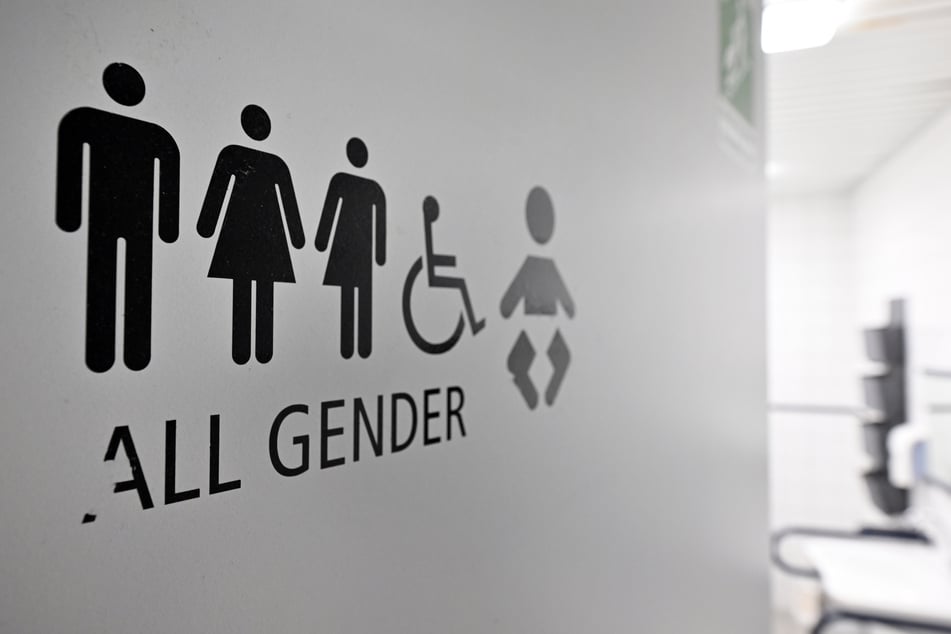 Vor zahlreichen Toiletten befinden sich mittlerweile auch diverse Beschilderungen, die alle Geschlechter gleichermaßen ansprechen. (Symbolbild)