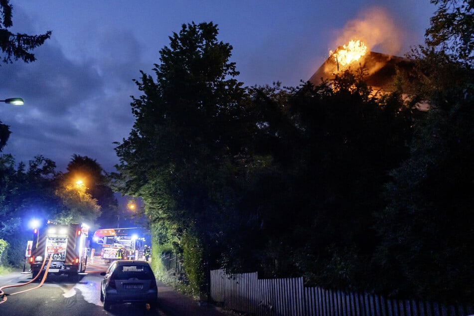 Bei der Ankunft der Einsatzkräfte stand das Dach der Wohnanlage bereits lichterloh in Flammen.