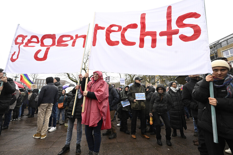 Bloß zu plakatieren, dass man gegen rechts ist, reiche laut Kretschmer nicht aus. (Symbolbild)