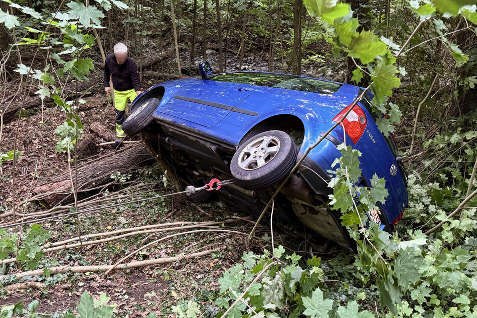 Eine junge Frau kam mit ihrem Polo von der Straße ab und landete im Wald.