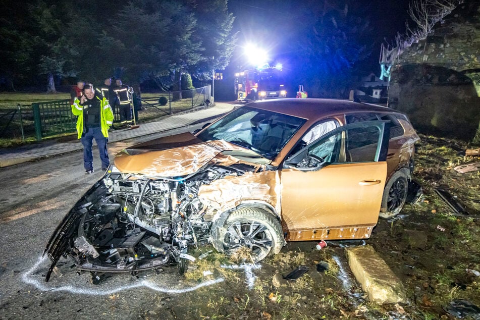 Der "geliehene" Opel Grandland zerschellte an einer Mauer in Rennersdorf-Neudörfel.