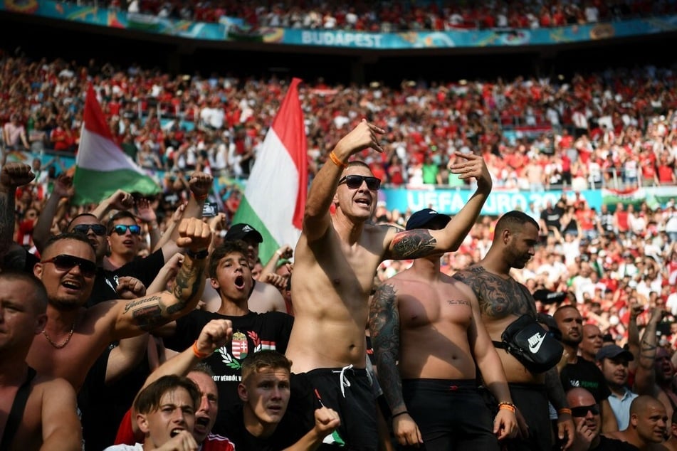 Männliche Fans ohne Shirt sind im Fußball keine Seltenheit, wie hier bei der Europameisterschaft im Juni 2021.