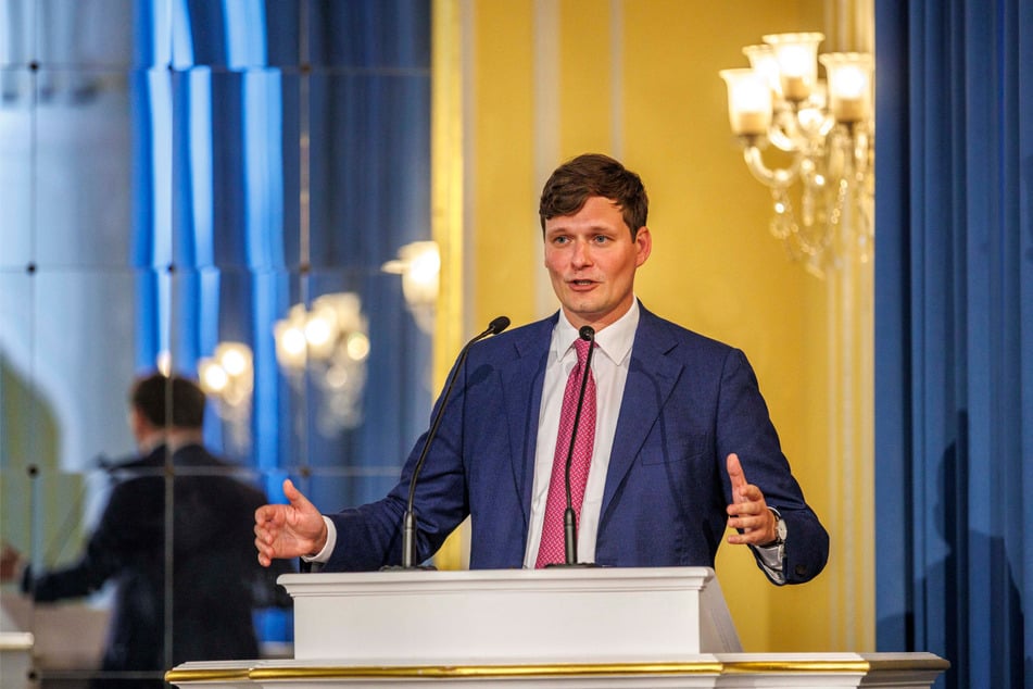 Kultusminister Conrad Clemens (42, CDU) hat beim Handyverbot Ernst gemacht.
