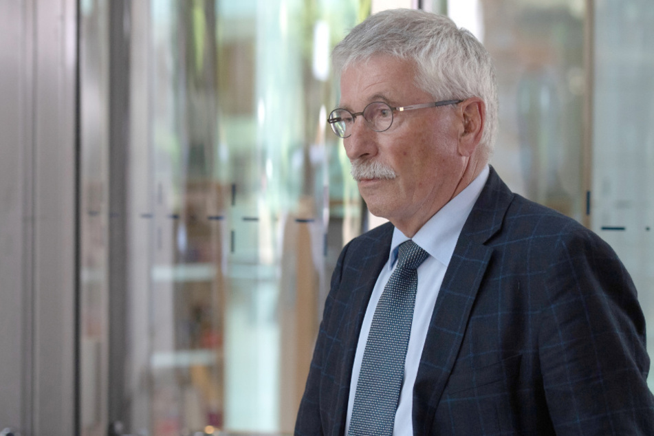 Thilo Sarrazin verlässt nach dem Urteil des obersten Parteischiedsgerichts der SPD die SPD-Zentrale.